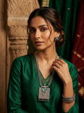 NECKLACE WITH EMERALD