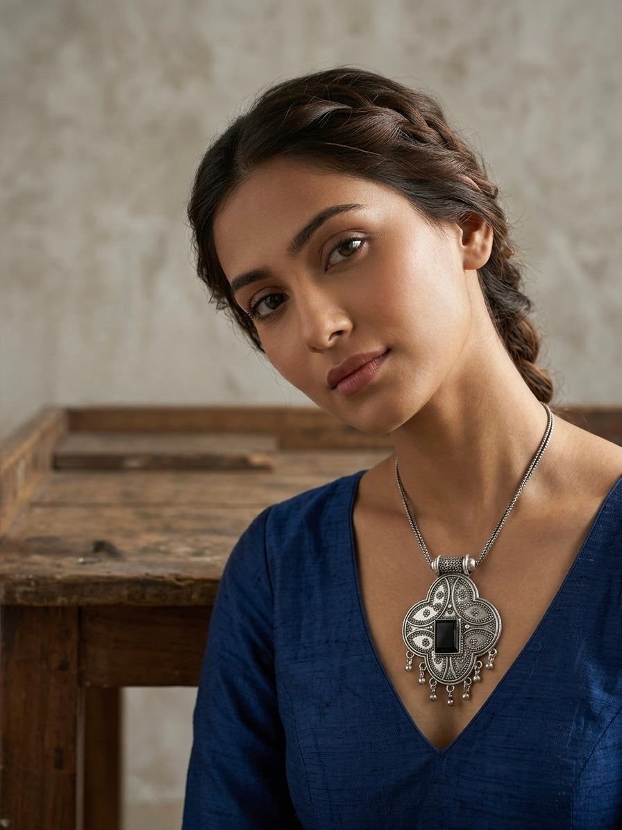 NACKLACE WITH BLACK STONE